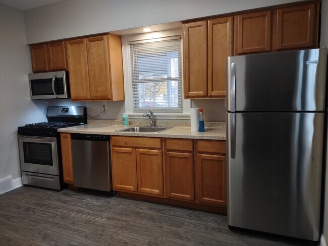 Building Photo - Updated 2-bedroom | Large Kitchen | Laundry in Building