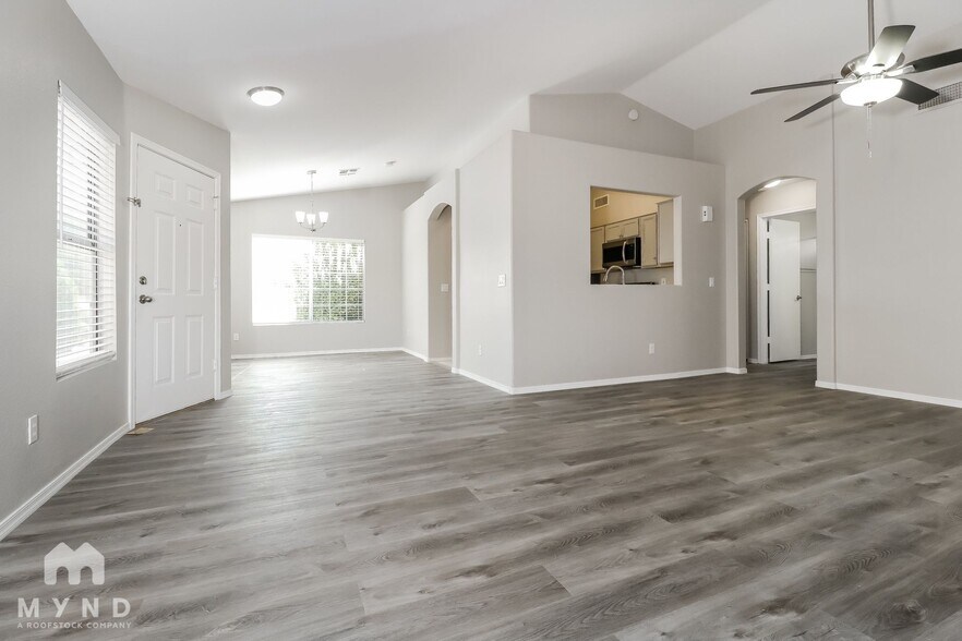 Building Photo - 2206 E Aire Libre Ave