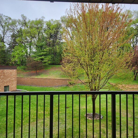 Building Photo - 2690 Oxford St N