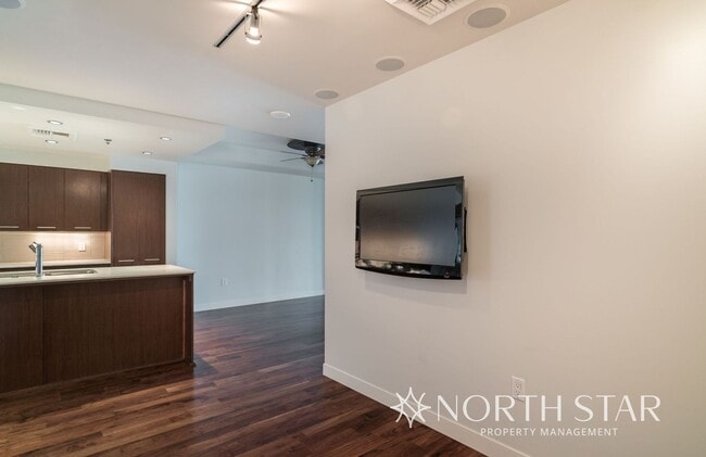 Building Photo - Pearl District Living on the Willamette River