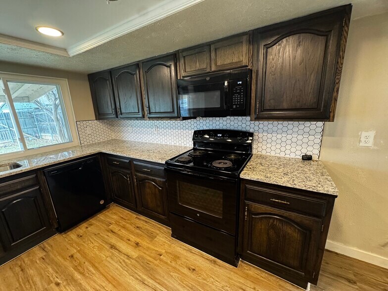 Building Photo - 7505 Whitewood Dr