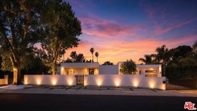 Building Photo - 20141 Wells Dr