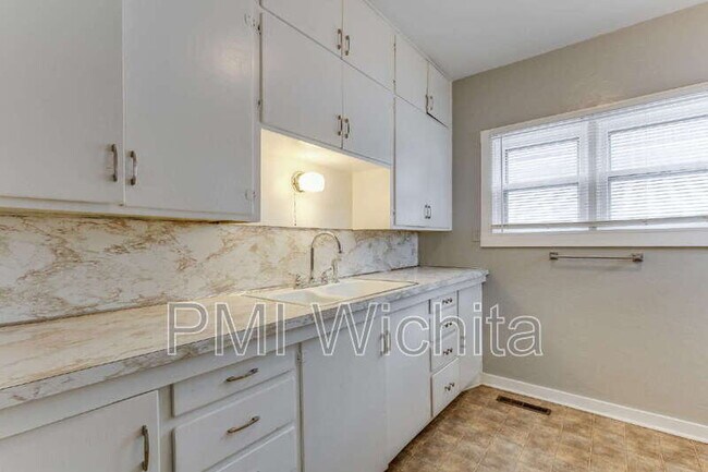 Building Photo - 514 S Fern St