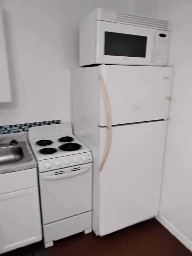 Building Photo - 118 SW Fairway Ave