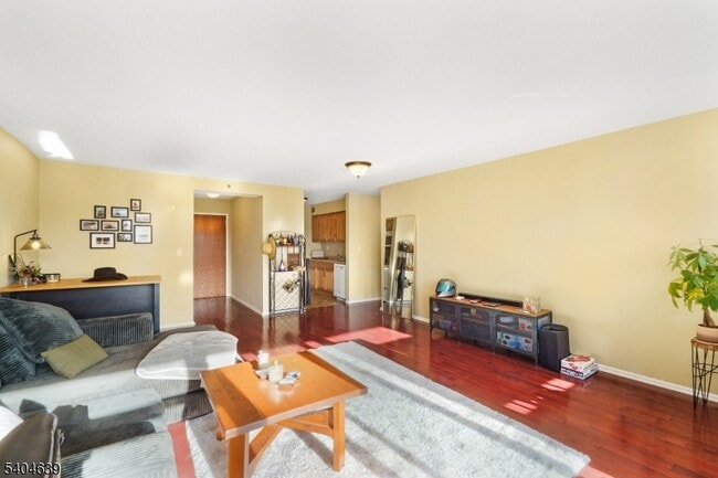 Building Photo - 300 Main St