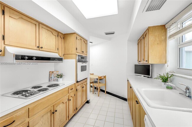 Building Photo - 4925 Collins Ave