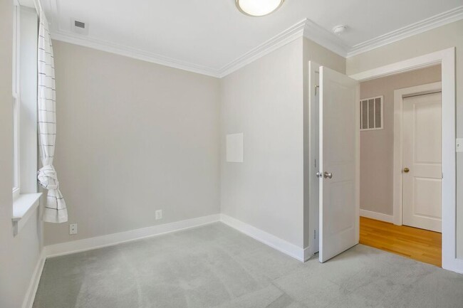 Building Photo - Sunny 3-Bedroom Corner Unit in Eckington/B...