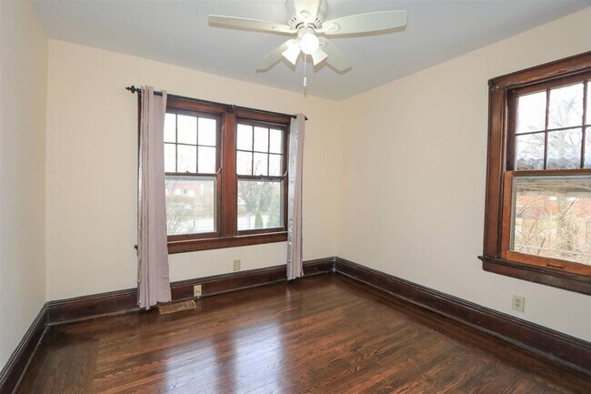 Building Photo - Sycamore Twp - Charming 2 bed 1 bath bungalow