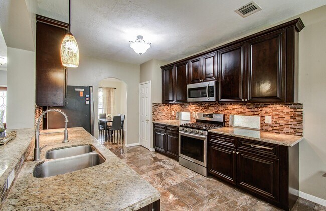 Building Photo - 3203 Blaesser Dr
