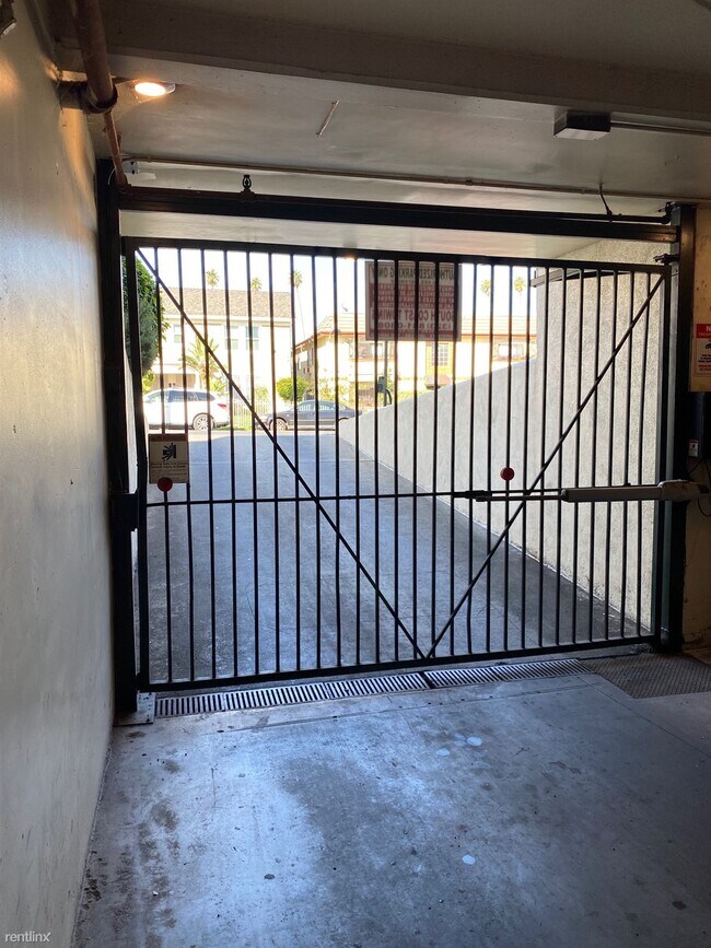 Building Photo - 1208 S Norton Ave