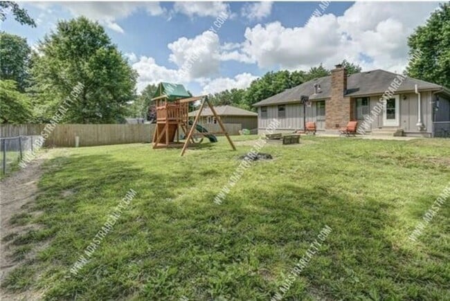 Building Photo - Gorgeous Blue Springs Home-Available in SEPTEMBER!!