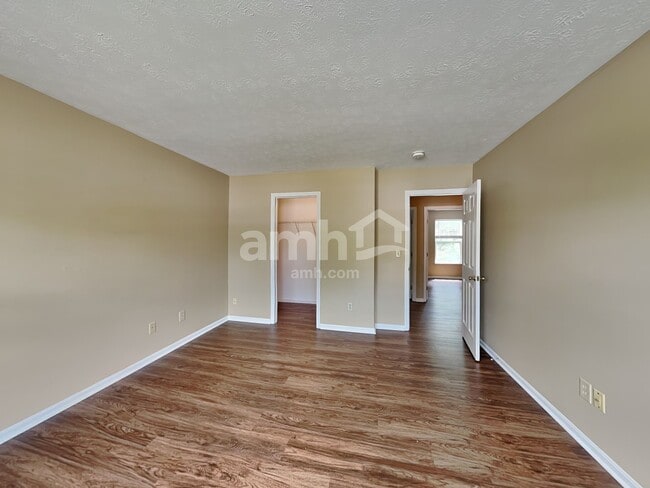 Building Photo - 10 Bobwhite Ct