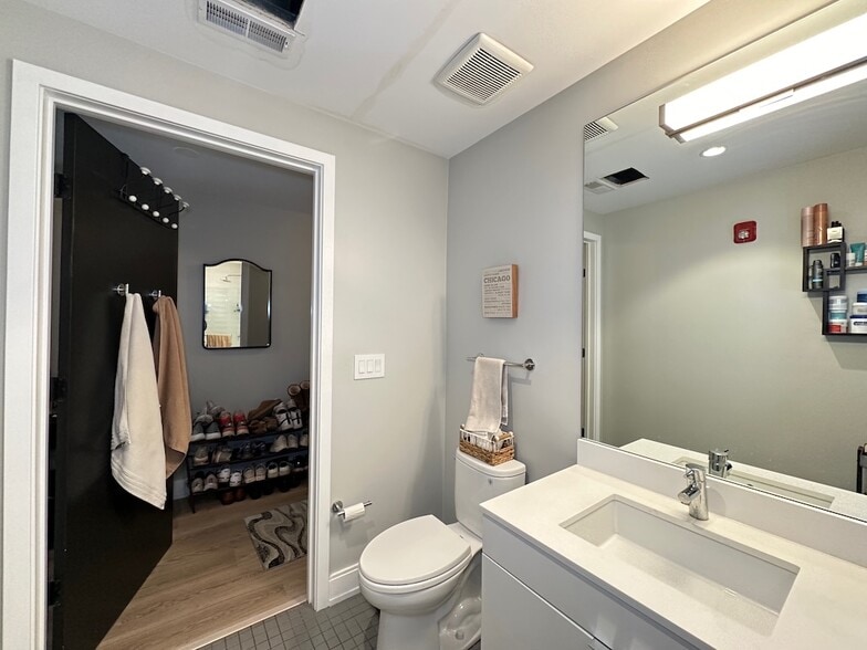 Building Photo - 941 W Belmont Ave