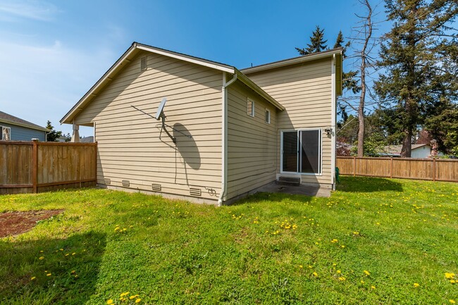Building Photo - 3 Bedroom 2.5 Bath with 3 Car Garage