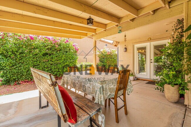 Building Photo - 543 S Wildrose