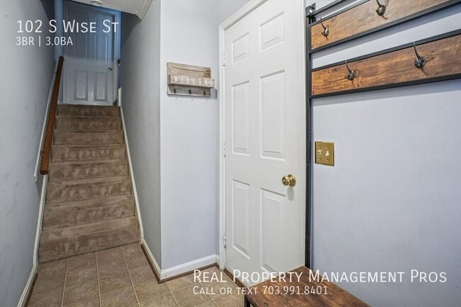 Building Photo - 102 S Wise St