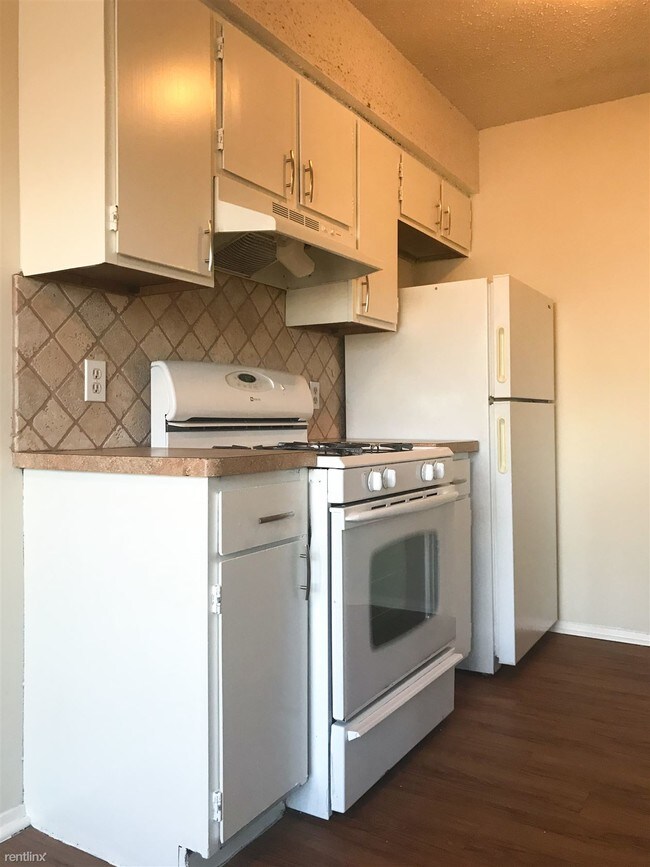 Building Photo - 2 br, 1 bath  - 1203 W 49th St Unit D