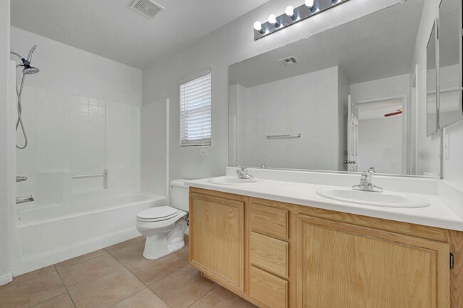 Building Photo - Adorable 2 story in the Northwest! Fresh paint and new carpet!