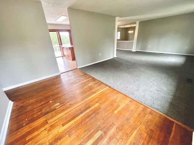 Building Photo - 3 Bed 2 Bath- Hopewell Township Pa!