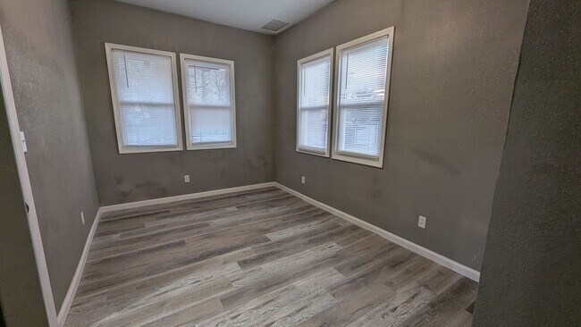 Building Photo - 410 E 6th St