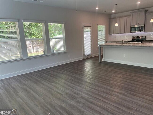 Building Photo - 560 Vandenburg Dr