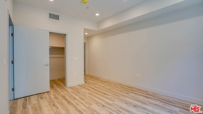 Building Photo - 1540 S Hayworth Ave