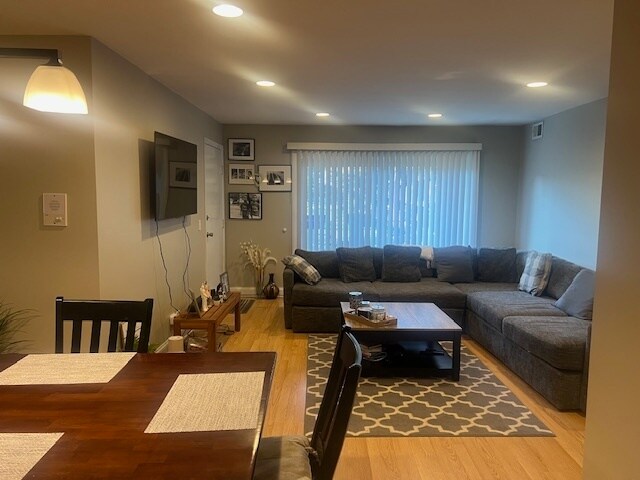 Building Photo - 9352 Bay Colony Dr