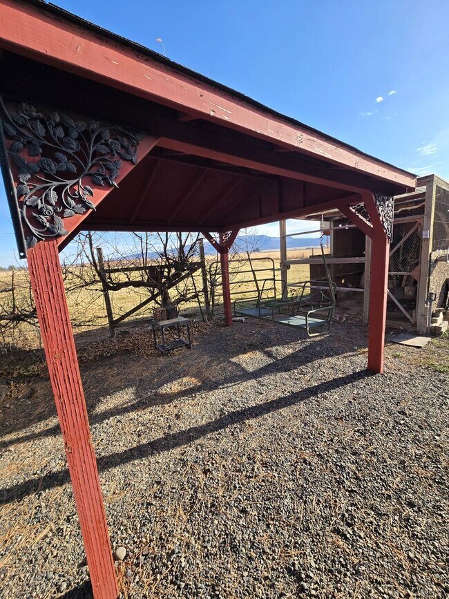 Building Photo - Beautiful Country Home, Powell Butte