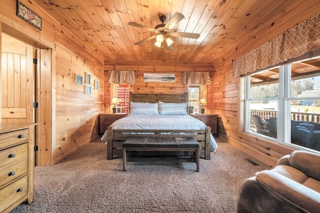 Building Photo - Sevierville 37876 - 3 bedroom, 3.5 Bath, 2486 sq. ft. Cabin and a 672 sq. ft. Studio above garage...