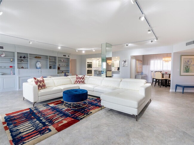 Building Photo - 2850 N Palm Aire Dr