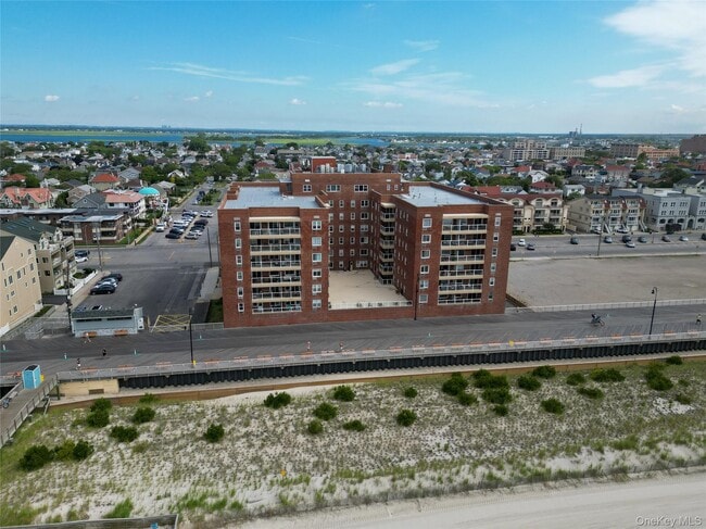 Building Photo - 370 W Broadway