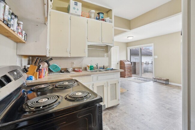 Building Photo - 503 Iowa St