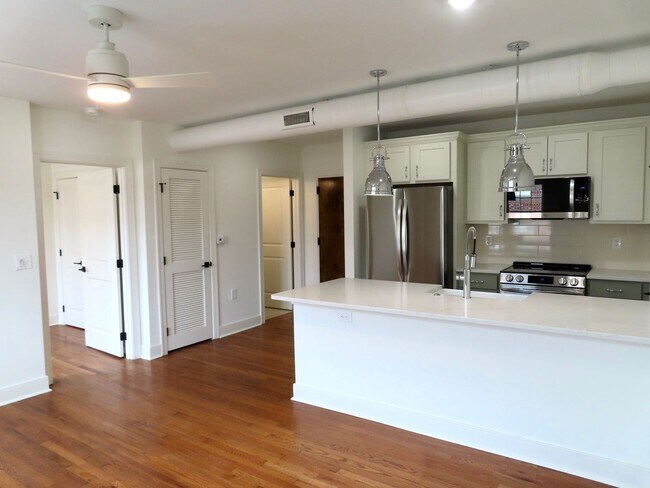 Building Photo - 2724 E Magnolia Ave