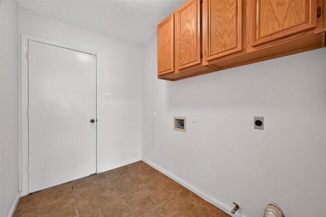 Building Photo - 914 W Peach Hollow Cir