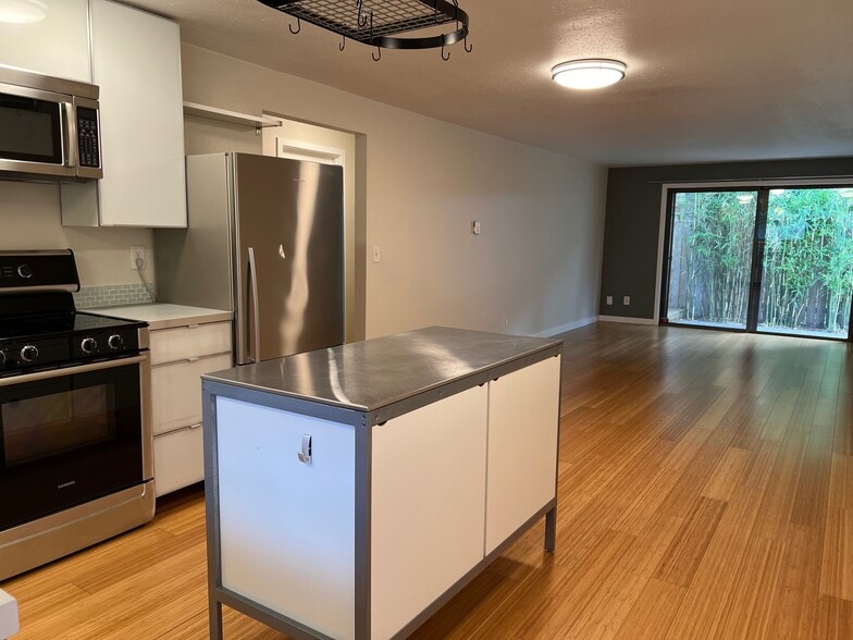 Open floor plan (kitchen, dining, living room) - 535 SW California Street