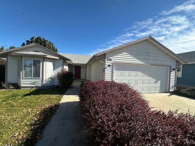 Primary Photo - Tranquil & delightful 3-bedroom, 2-bathroo...