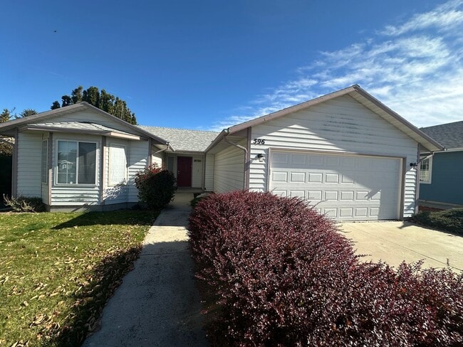 Primary Photo - Tranquil & delightful 3-bedroom, 2-bathroom home that offers both comfort and convenience with it...