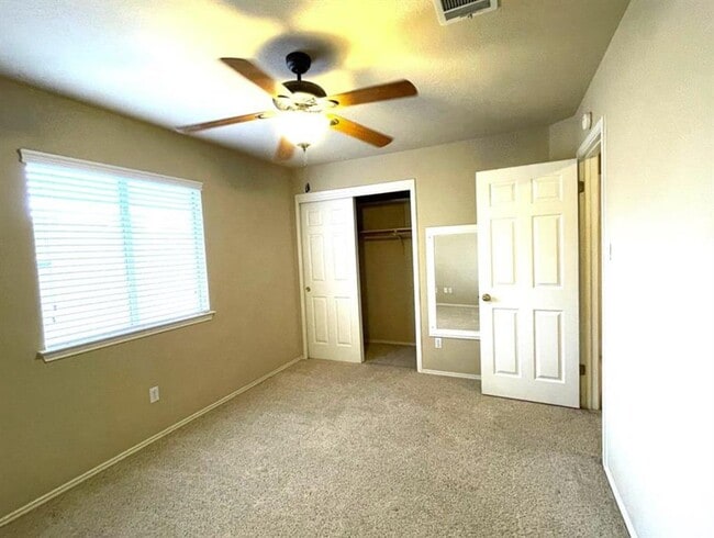 Building Photo - 2105 Lobelia Dr