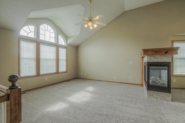 Building Photo - 612 NE Topaz Dr