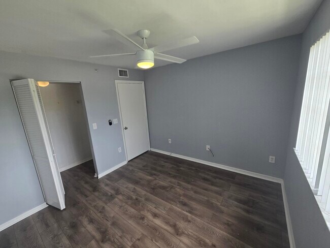 Building Photo - 1400 Crestwood Ct S
