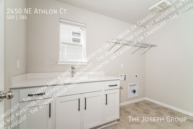 Building Photo - 2450 NE Athlon Ct