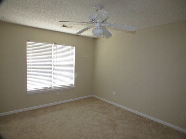 Building Photo - End Unit 3 bedroom, 2 bath Townhome in the...