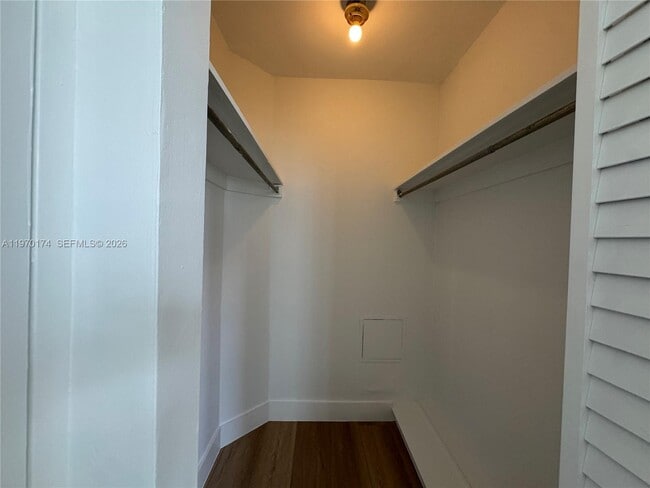 Building Photo - 999 Brickell Bay Dr