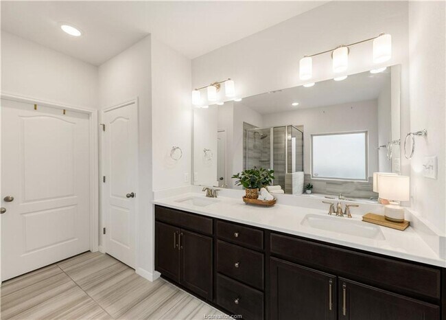 Building Photo - Gorgeous 2-Story on Quiet Cul de Sac
