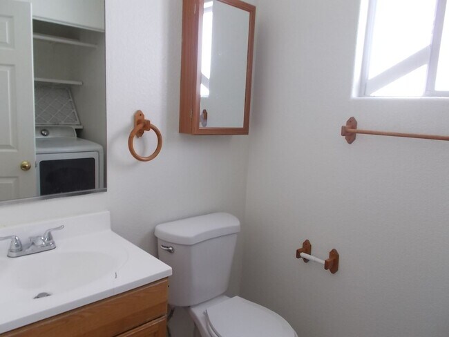 Building Photo - Beautiful 2 Story Home in Northwest!