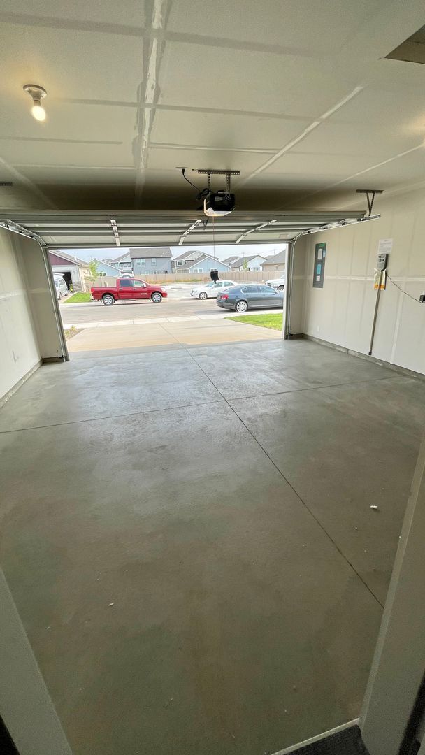 Building Photo - $2,199.00 / Large 4 bed 2 bath / 3 car gar...