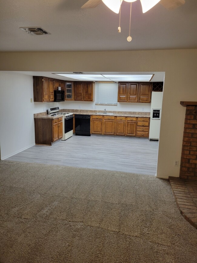 Building Photo - 9912 N La Jolla Dr