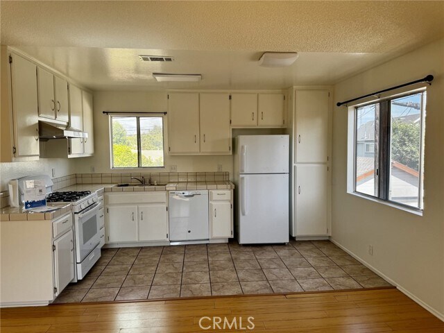 Building Photo - 920 N Alameda Ave