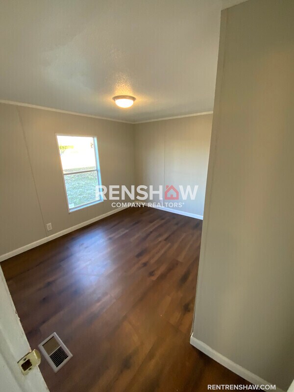 Building Photo - 122 N West St