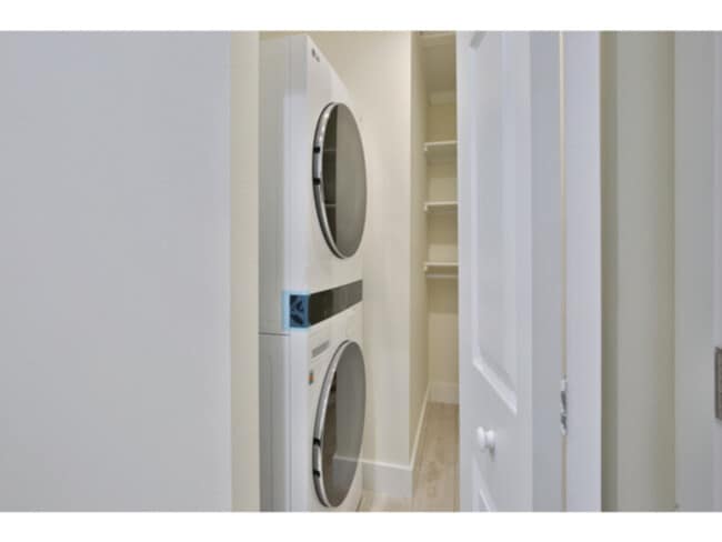 Building Photo - Renovated 1/1 Apartment in Downtown Sarasota